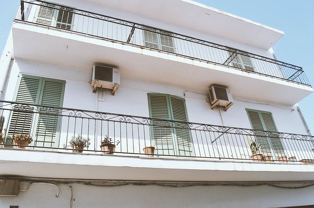 Budova so širokými balkónmi.jpg